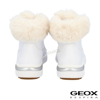 Botas femininas brancas com pelo sintético bege na borda superior e solado branco com detalhe prateado