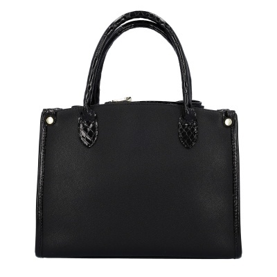 Mala de mão preta com alças e detalhes em padrão de pele de crocodilo