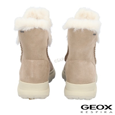 Botas femininas Geox bege com pelo branco de costas