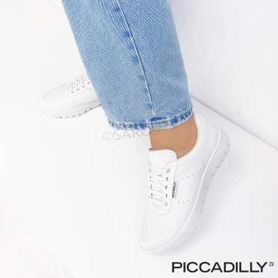Ténis brancos com detalhe perfurado, etiqueta PICCADILLY e jeans azul claro