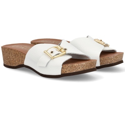 Sandálias brancas com fivela dourada e sola de cortiça.