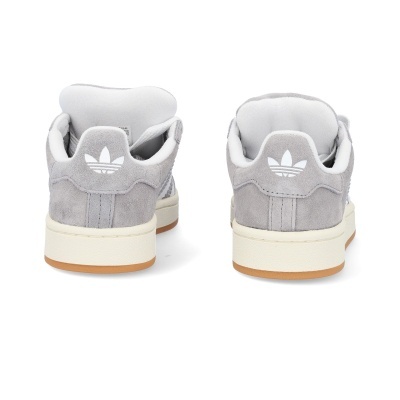 Ténis cinza Adidas em camurça, vista traseira.