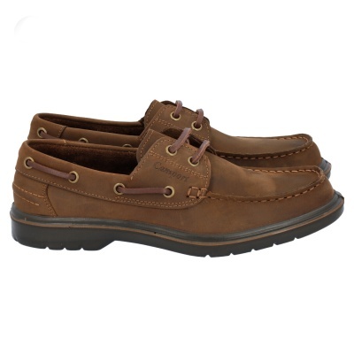 Sapatos tipo boat shoe em couro marrom com cadarços e costuras visíveis