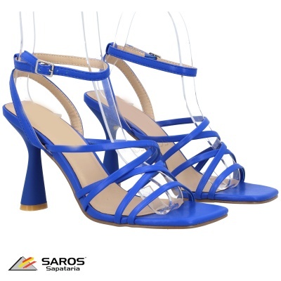 Sandálias de salto alto azuis com tiras finas e fecho de fivela