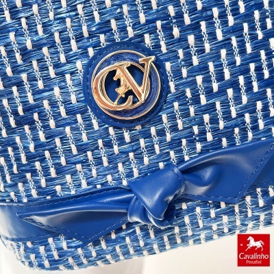 Mala azul com padrão trançado e aplique metálico dourado