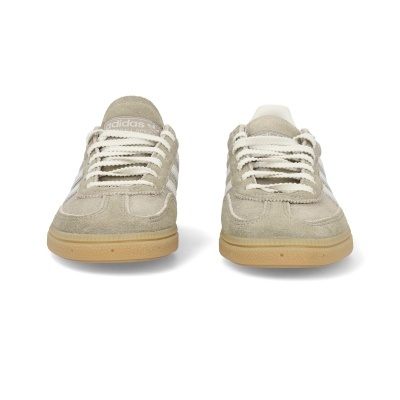 Sapatilhas Adidas bege de camurça vistas de frente