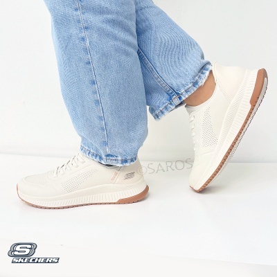 Tênis Skechers bege claro com sola castanha em fundo branco