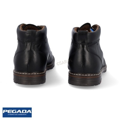 Botas masculinas pretas em pele vistas de trás com sola castanha e costura branca.