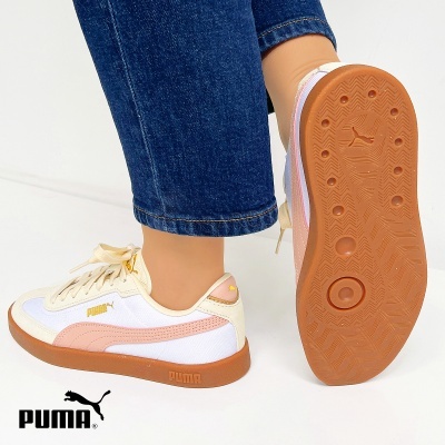 Ténis Puma branco, rosa claro e bege com sola castanha e logótipo dourado