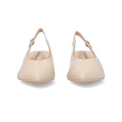 Sapatos slingback em verniz bege claro com salto baixo e tira ajustável