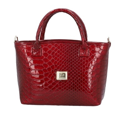 Mala de mão vermelha com textura padrão crocodilo e placa metálica prateada