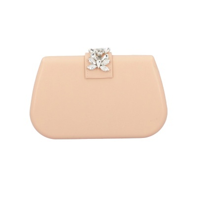 Mala de mão bege com fecho decorado por pedras brilhantes em forma de flor