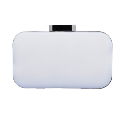 Clutch retangular branco com fecho prateado