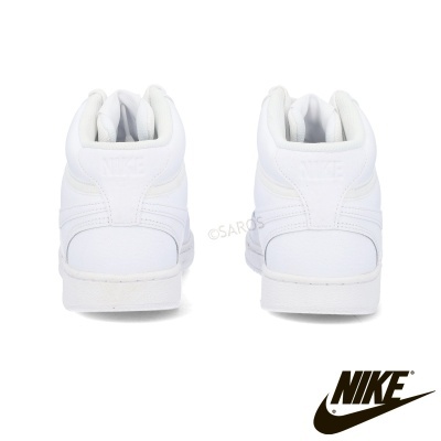 Sapatilhas desportivas Nike brancas vistas de trás em fundo branco