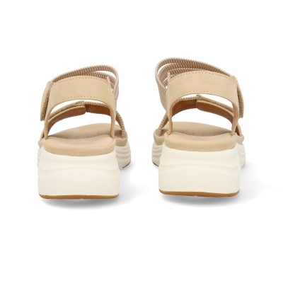 Sandálias bege de mulher vista de trás com sola branca