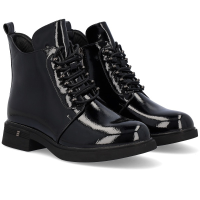 Botas pretas de verniz com atacadores e sola preta