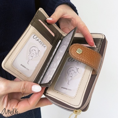 Carteira castanha e bege Anekke com múltiplos compartimentos e fecho de botão