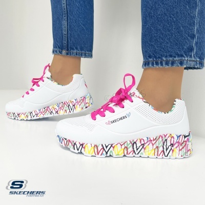 Ténis brancos Skechers com sola colorida e atacadores rosa