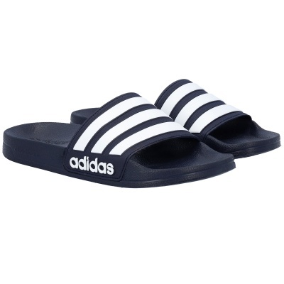 Chinelos Adidas azuis com riscas brancas e logo na lateral