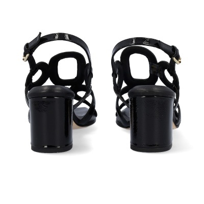 Sandálias pretas de salto alto com tiras e fivela dourada