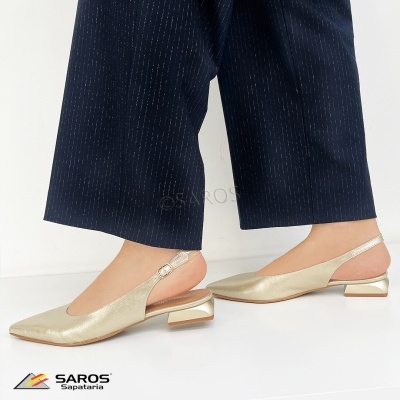 Sapatos de senhora dourados com salto baixo quadrado e alça com fivela