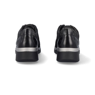 Sapatos pretos com sola preta e faixa cinza vistos de traseira