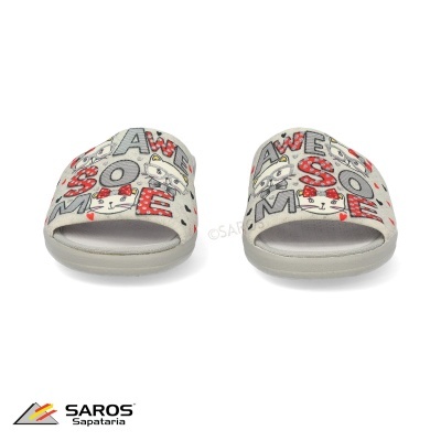 Chinelos cinzentos com padrões coloridos de letras e desenhos de animais.