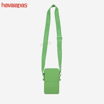 Bolsa pequena verde com alça longa com texto havaianas