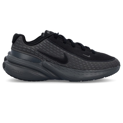 Ténis desportivos pretos e cinzentos com sola espessa cinzenta e logótipo Nike preto.