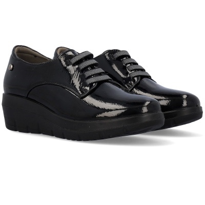 Sapatos de senhora pretos em verniz com sola de plataforma