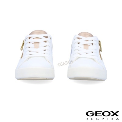 Par de ténis brancos com detalhes bege e fecho dourado lateral