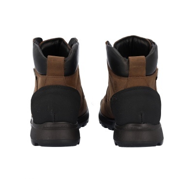 Botas castanhas e pretas com solas grossas vistas de trás
