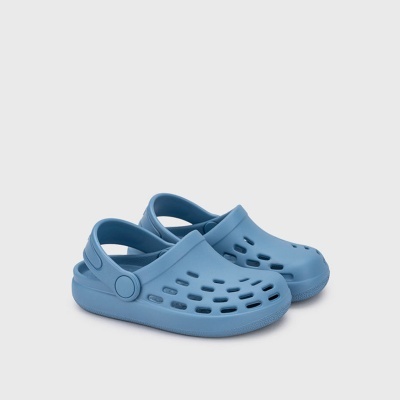 Sandálias tipo clogs azuis de borracha com entradas de ventilação.