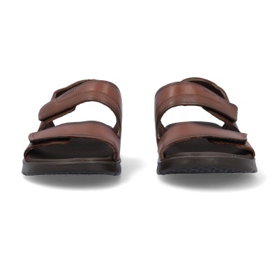 Sandálias masculinas castanhas com duas tiras em velcro e sola preta em fundo branco