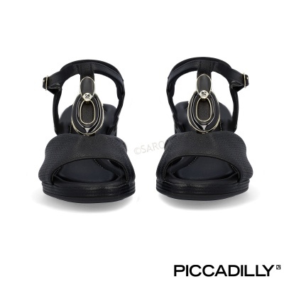 Sandálias pretas femininas com detalhe metálico oval e fundo branco