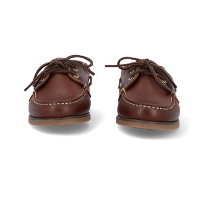 Sapatos mocassim castanhos em couro com atacadores