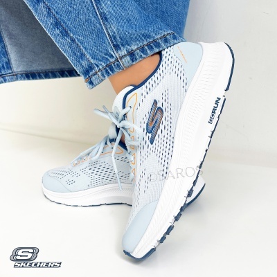 Ténis Skechers azuis claros com detalhes em azul escuro e laranja