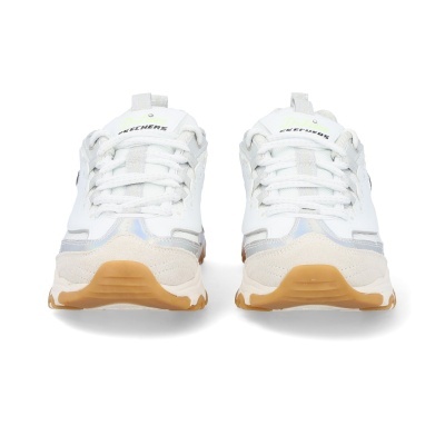 Par de sapatilhas brancas Skechers com sola castanha e detalhes cinzentos e bege.