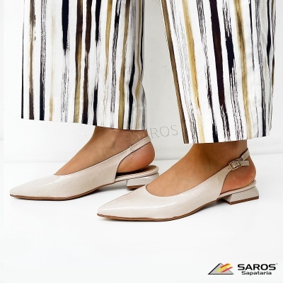 Sapatos slingback bege claro com salto baixo e calças às riscas verticais