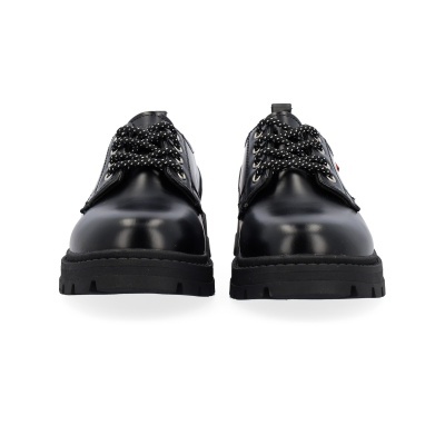 Par de sapatos pretos de couro com atacadores pretos e brancos
