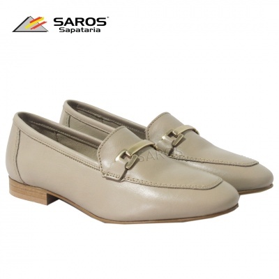 Sapatos mocassim bege com detalhe metálico dourado e sola castanha