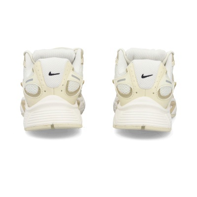 Par de sapatilhas Nike branco e bege vista por trás
