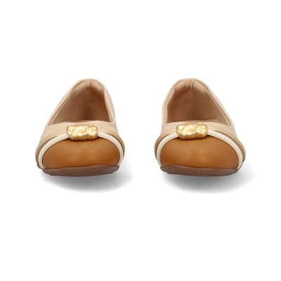 Sapatilhas castanho e bege com aplique dourado
