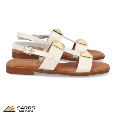 Sandálias femininas brancas com tachas douradas e sola castanha