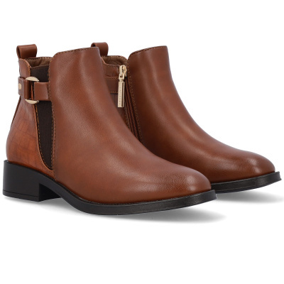 Botas castanhas cano curto com fecho dourado e padrão pele de crocodilo atrás