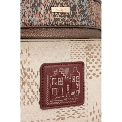 Detalhe de mochila ou mala com etiqueta Anekke e padrões texturizados coloridos