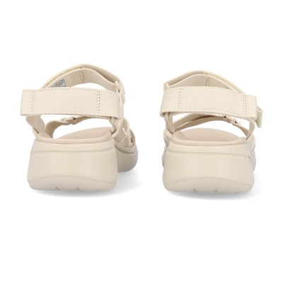 Par de sandálias bege vistas de trás