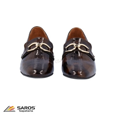 Sapatos de couro castanho com detalhe metálico dourado