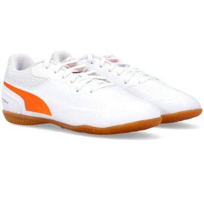 Tênis desportivo branco com detalhe laranja e sola castanha clara