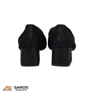 Sapatos pretos de salto grosso vista traseira com padrão croco